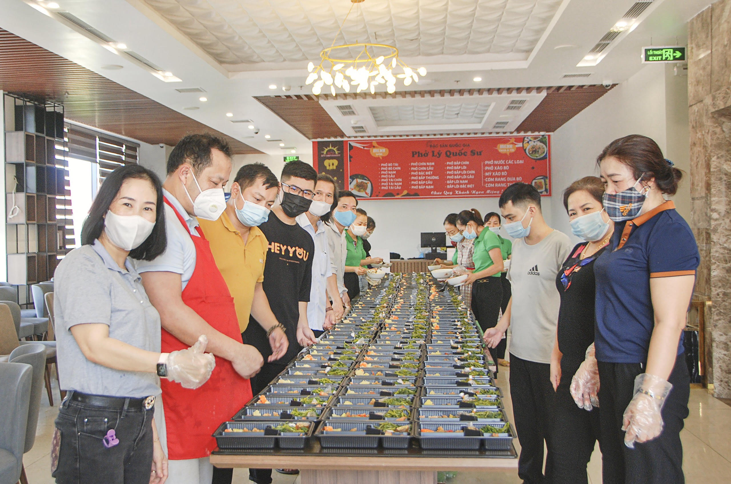 Hà Tĩnh: Người Hùng nấu 9.000 suất cơm miễn phí